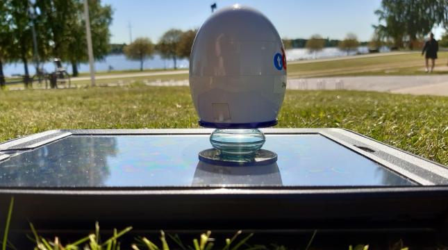 EasiScope-mikroskooppi ja ipad nurmikolla merimaisemassa