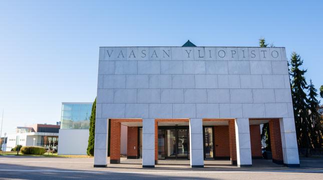 Vaasan yliopiston Tervahovi-rakennuksen pääsisäänkäynti