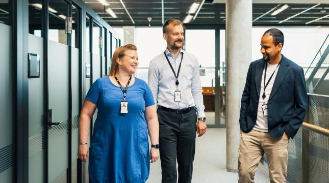 Henkilöt keskustelemassa Ankkurin sisätiloissa