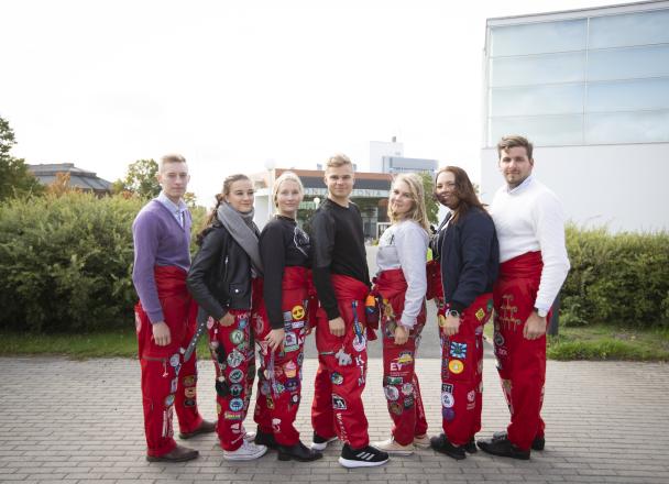 Opiskelijat haalareissa