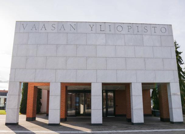Vaasan yliopiston pääsisäänkäynti