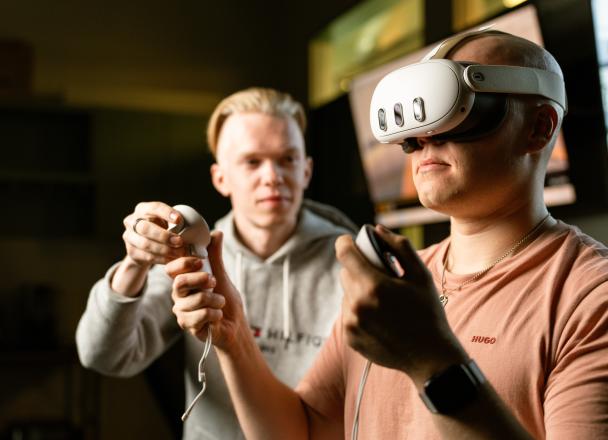 Kaksi opiskelijaa testaamassa vr-laseja
