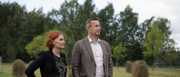 Tutkijat viljapellolla