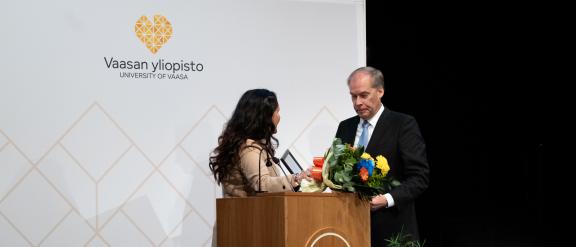 Jarno Syrjälä vastaanottaa vuoden alumni 2023 -palkintoa.