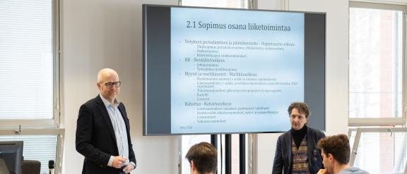 Opettajat luennolla opiskelijoiden kanssa