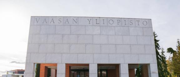 Vaasan yliopiston pääsisäänkäynti