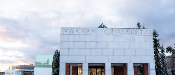 Vaasan yliopiston pääsisäänkäynnin marmoriportti kuvattuna talvella