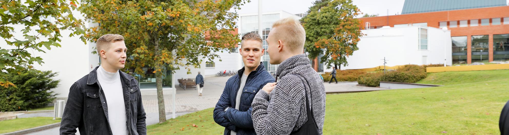 Opiskelijat kampuksella. 