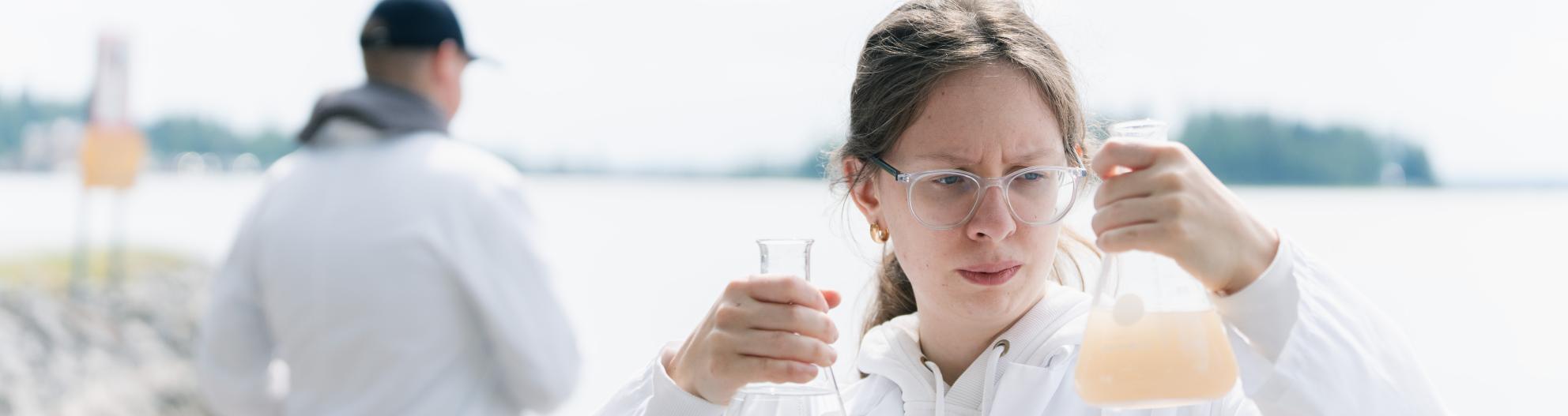 Nuoret tutkivat vesinäytteitä rannassa