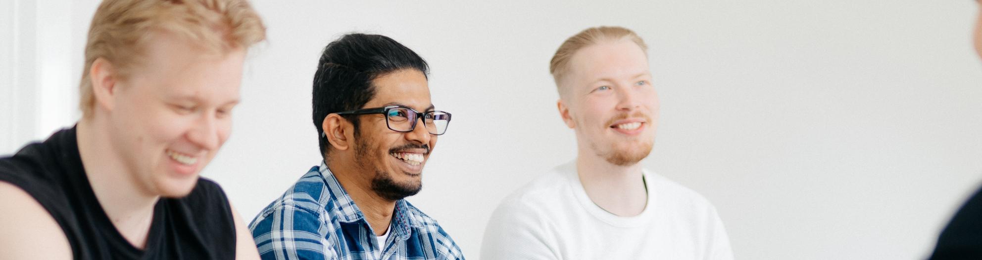Kolme opiskelijaa tekevät ryhmätyötä