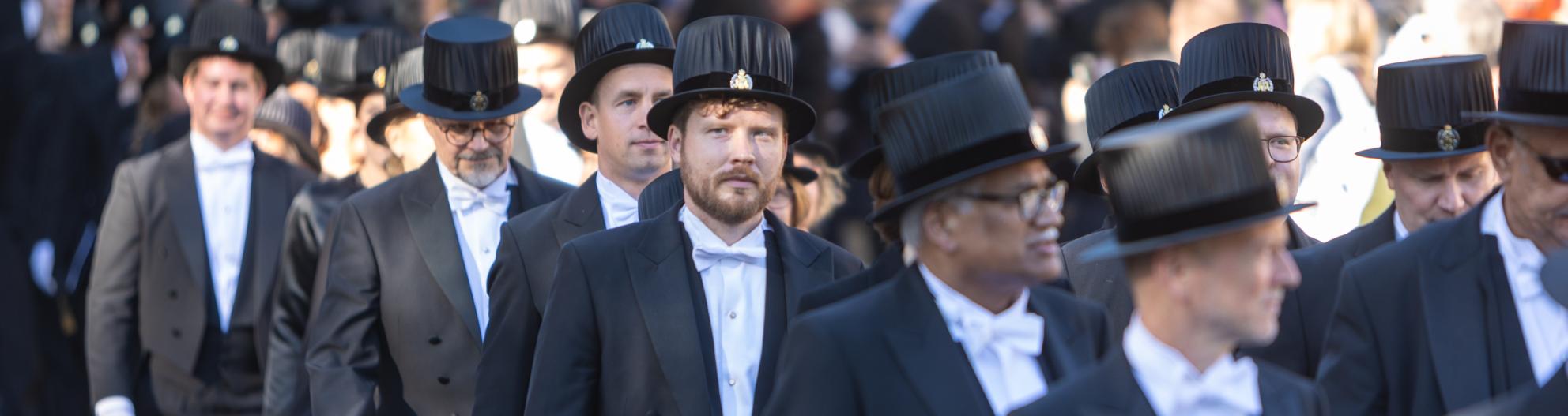 Kuvassa tohtoripromootion juhlakulkue. 