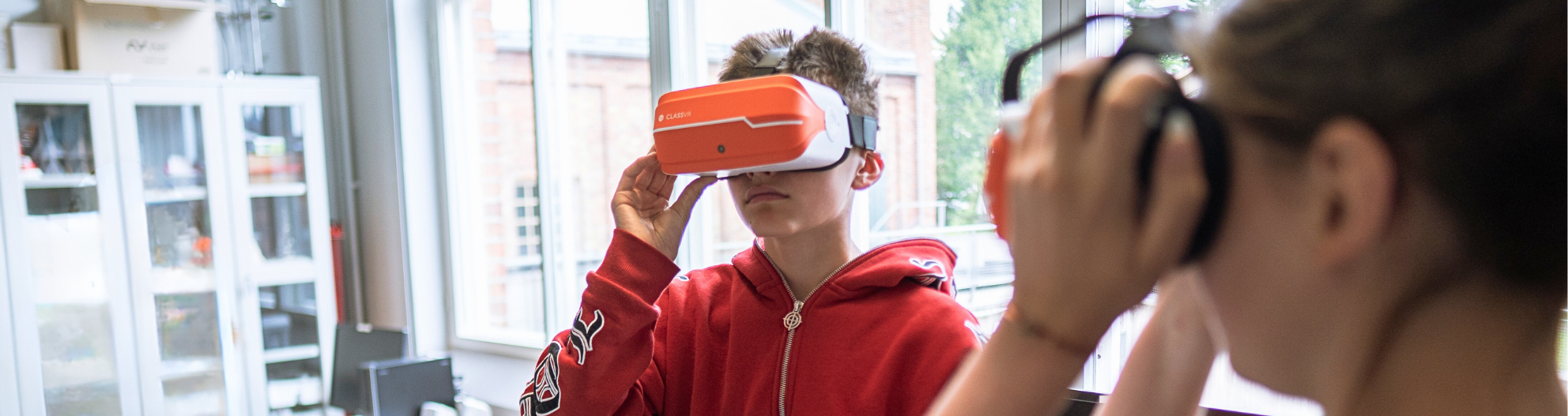 Yläastelaiset testaamassa VR-laseja