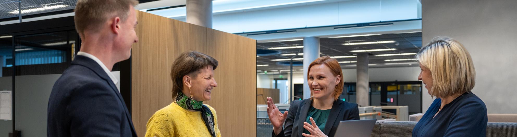 Henkilöstö yhdessä kampuksella