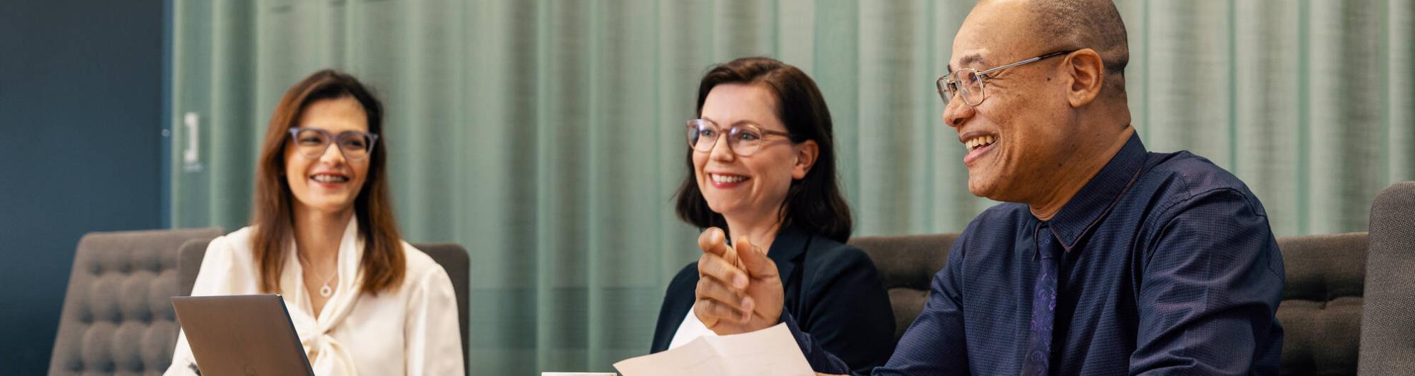 Ihmiset yhdessä palaverissa