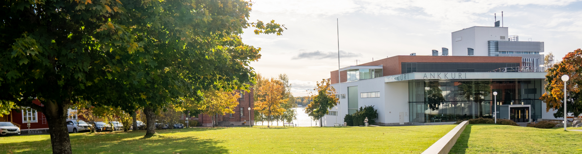 Vaasan yliopiston kampus auringonpaisteessa.