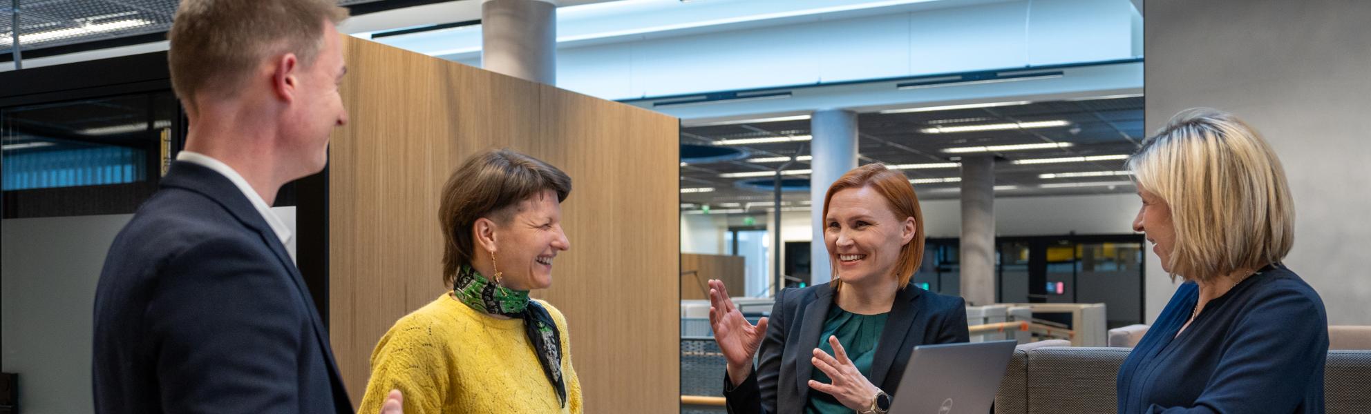 Tutkijat yhdessä kampuksella