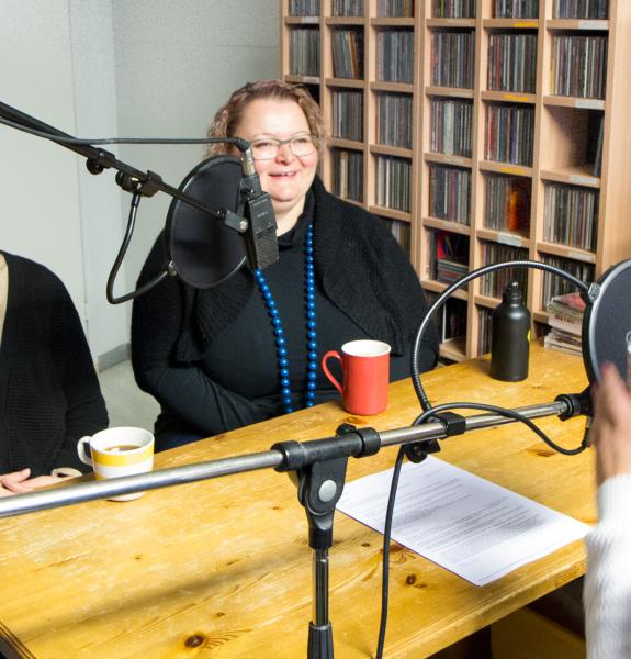 Oivalluksia-podcastissa äänessä ovat Vaasan yliopiston tutkijat. Heitä jututtaa Radio Vaasan toimittaja Miia Kahela.