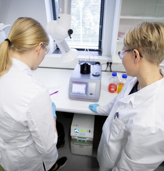 Tutkimusta polttoainelaboratoriossa
