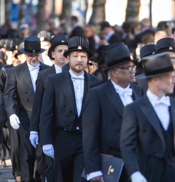 Kuvassa tohtoripromootion juhlakulkue. 