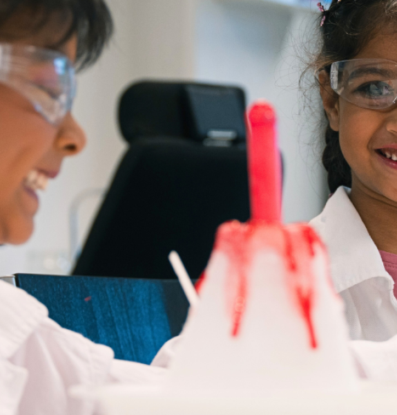 Päiväkotilaiset tekemässä tulivuoritiedetestiä