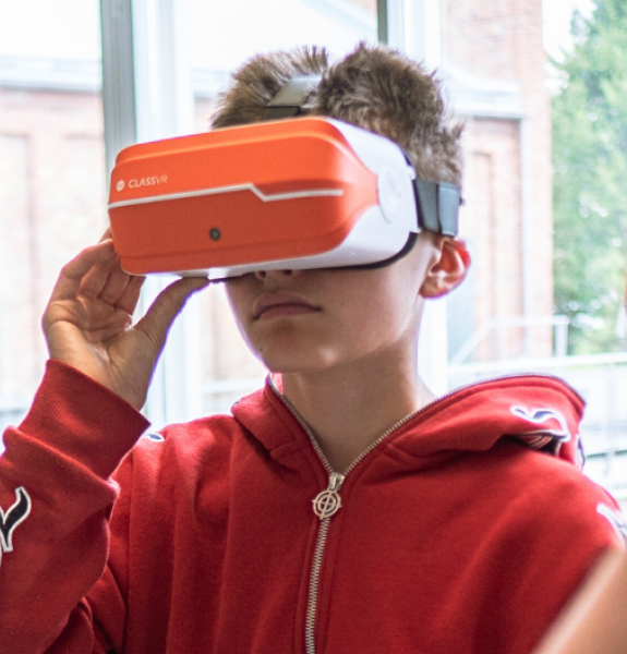Yläastelaiset testaamassa VR-laseja