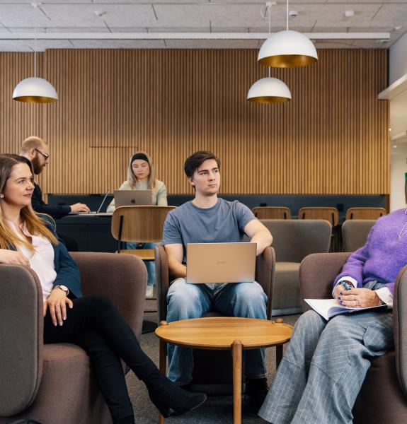 Opiskelijaryhmä keskustelee