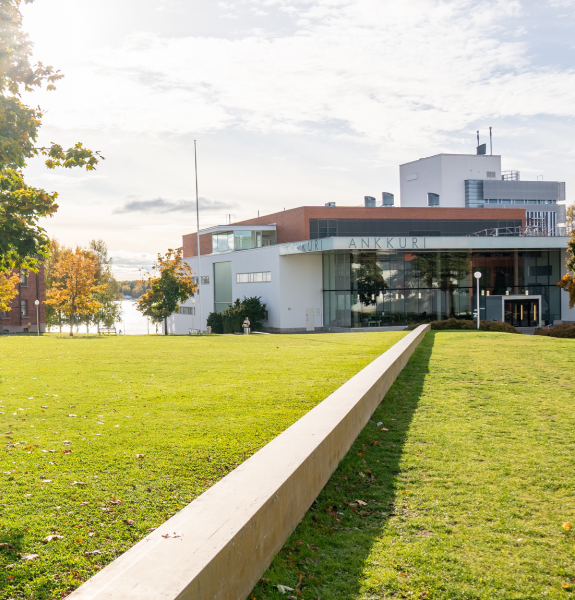 Vaasan yliopiston kampus auringonpaisteessa. 