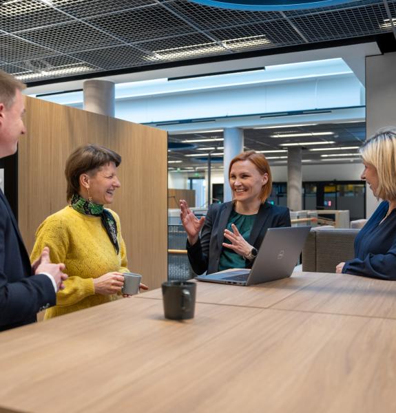Tutkijat yhdessä kampuksella
