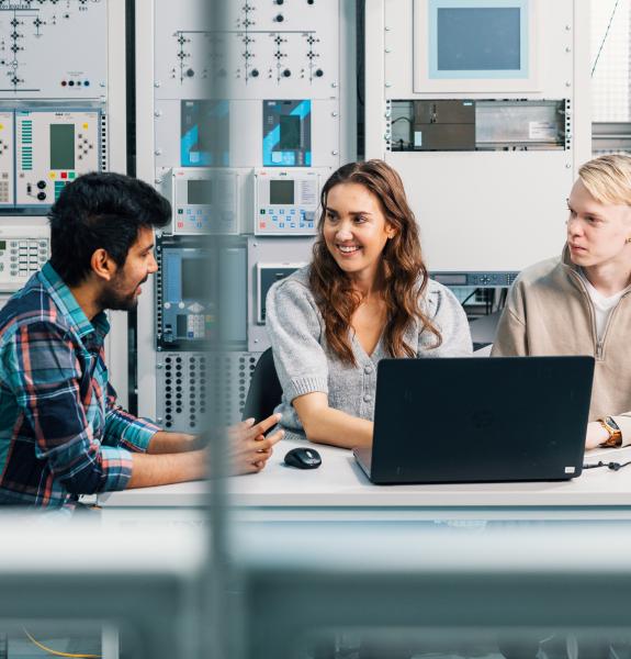 Opiskelijat sähkötekniikan laboratoriossa. 