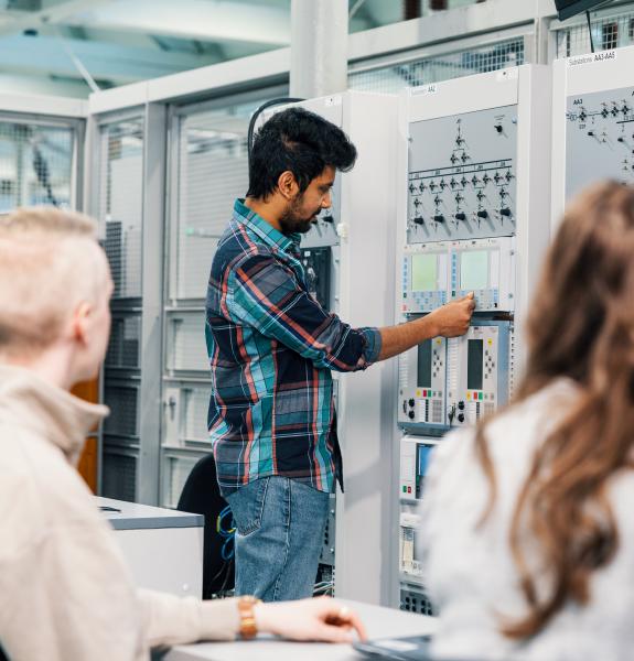 Opiskelijat sähkötekniikan laboratoriossa. 