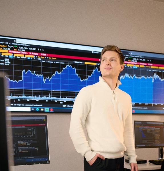 Opiskelija Bloomberg-labrassa. 