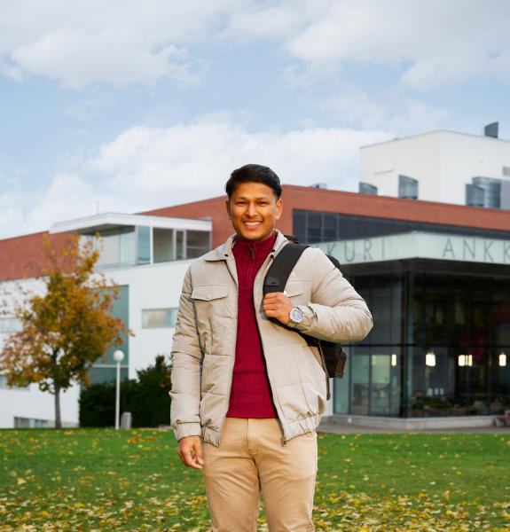 Opiskelija kampuksella ulkona. 