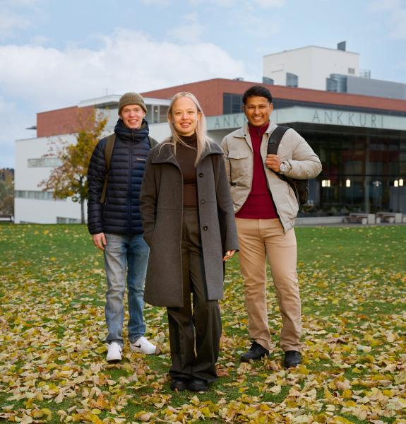 Opiskelijat Vaasan yliopiston kampuksella