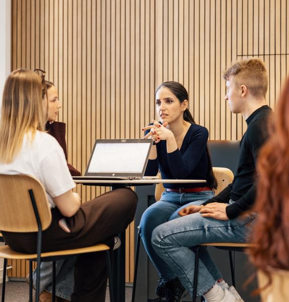 Opiskelijat tekevät ryhmätyötä. 