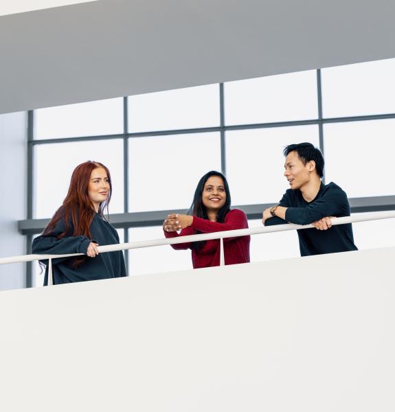 Opiskelijat hengailevat kampuksella.