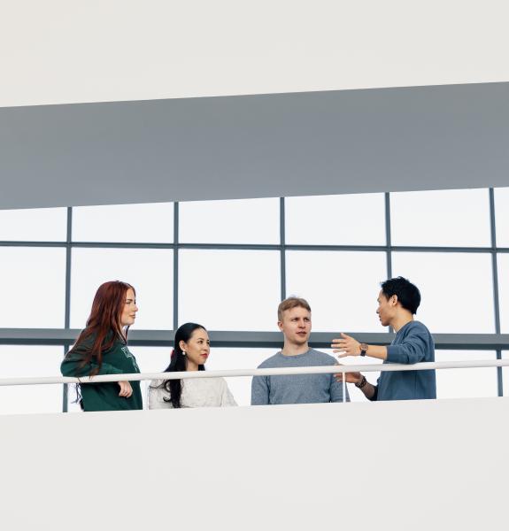 Opiskelijat kampuksella. 