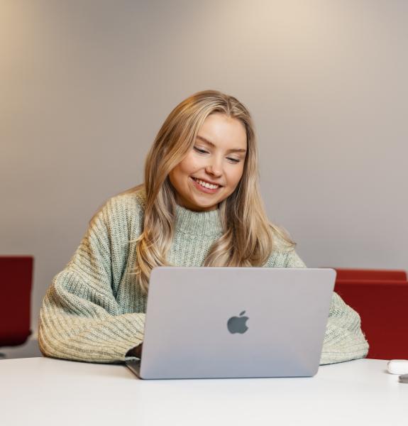 Kuvassa opiskelija läppärin kanssa