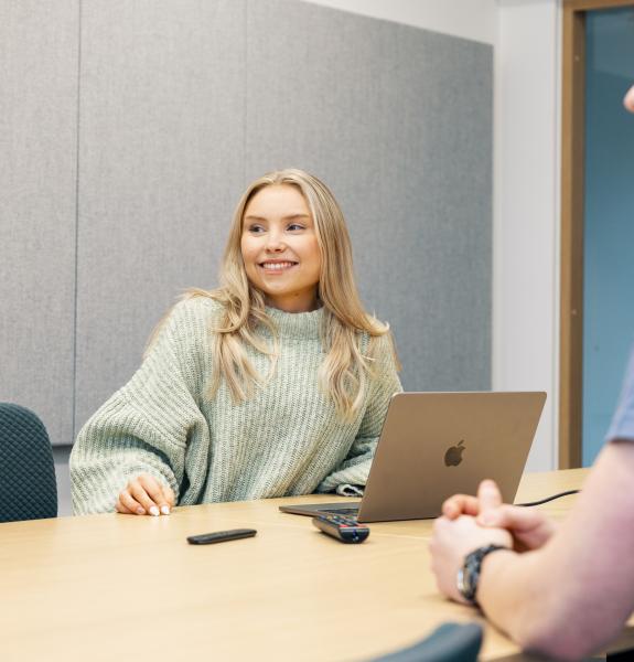 Kuvassa kaksi opiskelijaa tekemässä ryhmätyötä