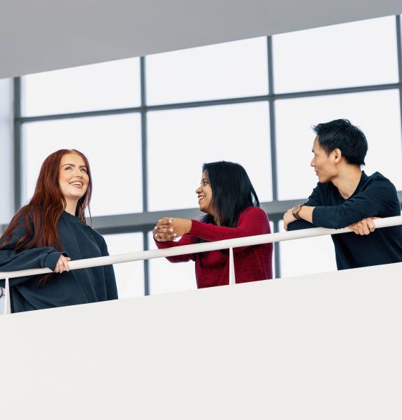 Opiskelijat keskustelemassa