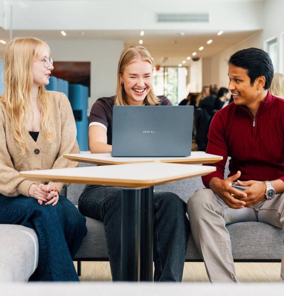 Opiskelijat keskustelemassa
