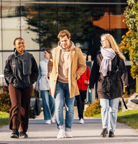 Opiskelijat kävelevät kampuksella.