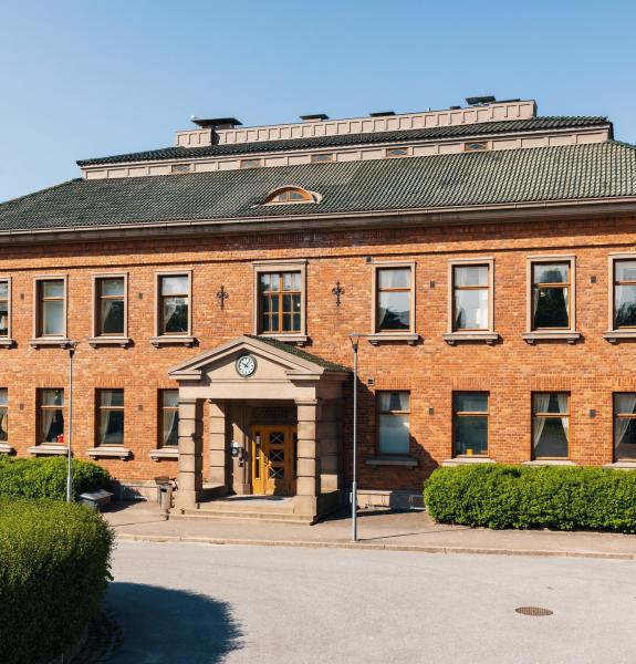 Konttorirakennus etualalla