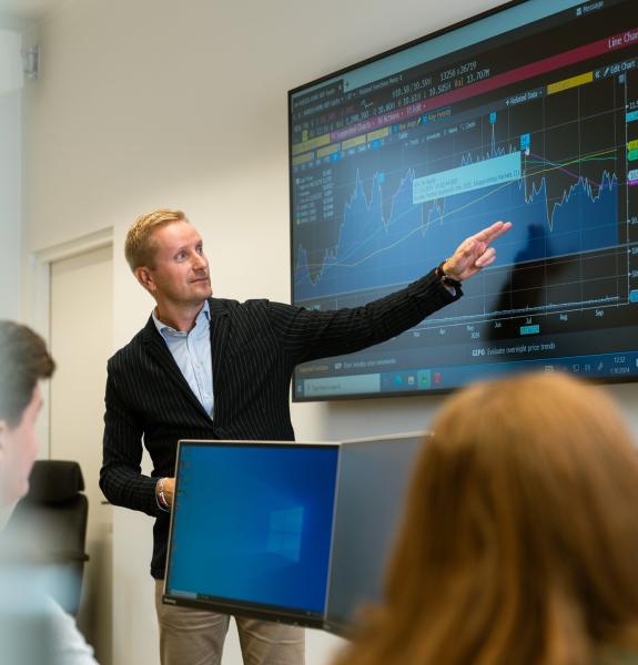 Opettaja Bloomberg laboratoriossa