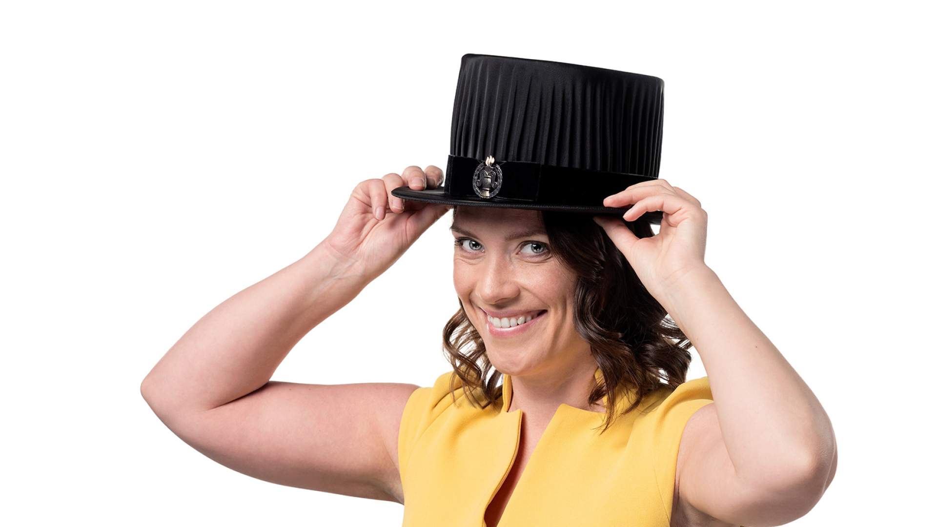 Nainen painaa tohtorihatun päähänsä