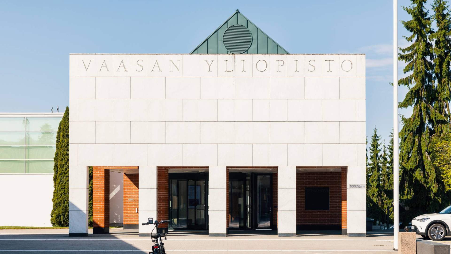 Photo of the entrance of the main building Tervahovi of the University of Vaasa.
