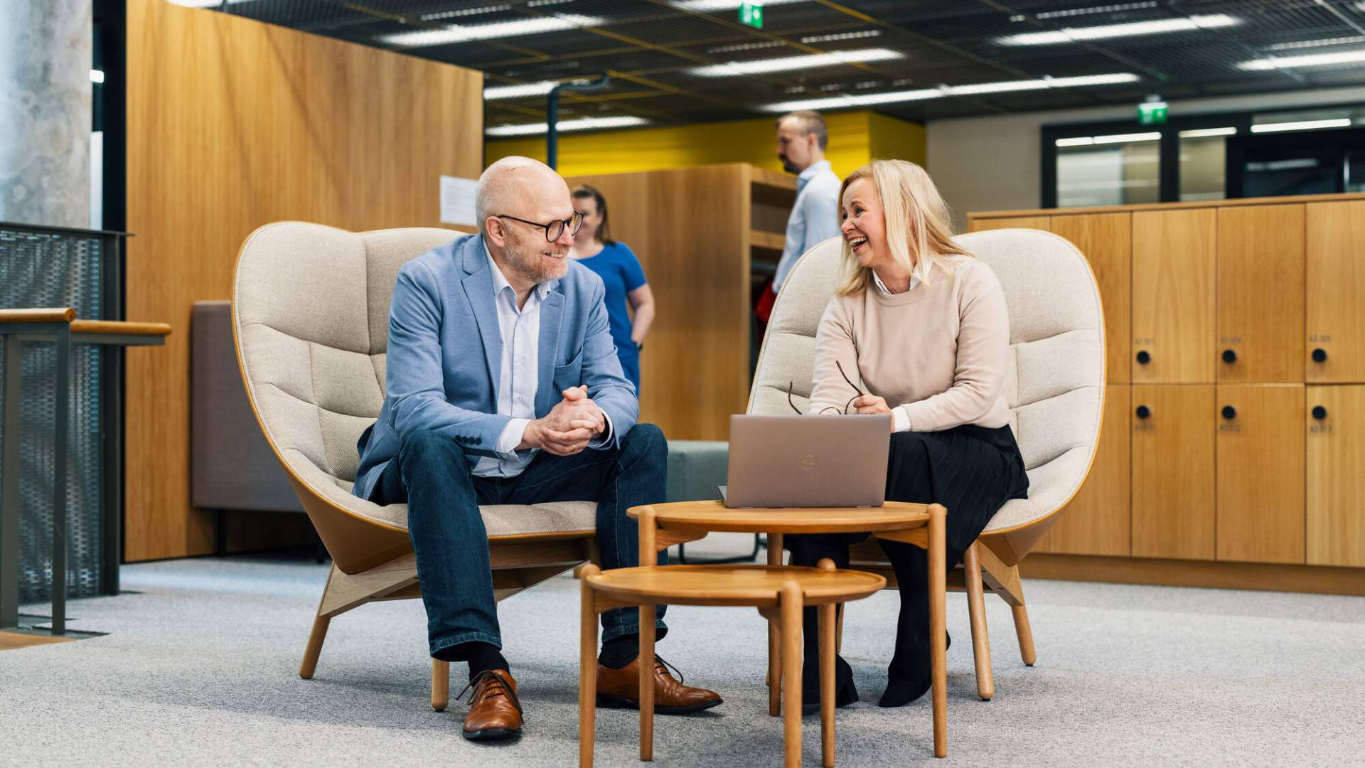 Työkaverit yhdessä kampuksella