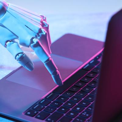 Robottikäsi ja tietokone