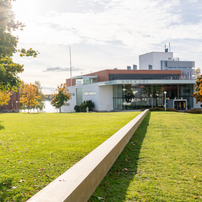 Vaasan yliopiston kampus auringonpaisteessa. 