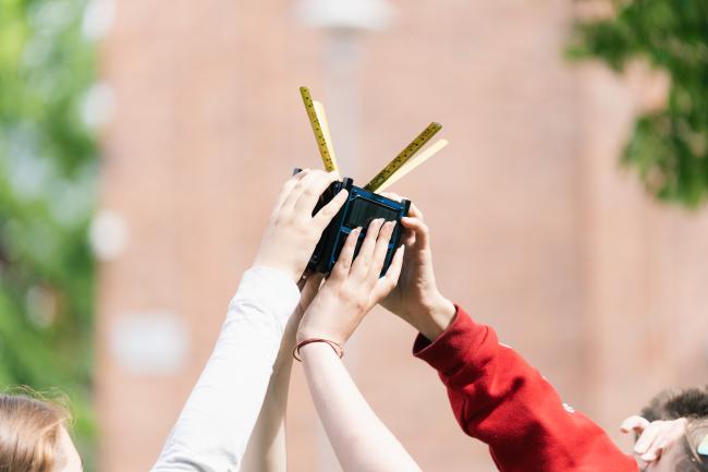 Kitsat-satelliitti lasten käsissä