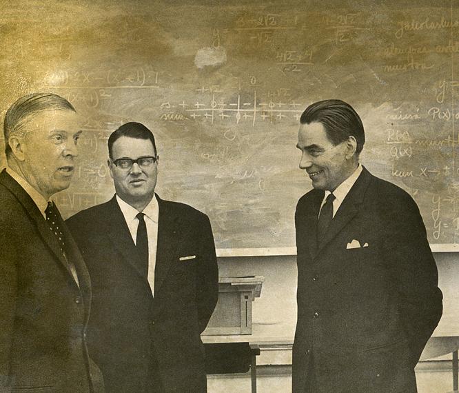 Kuvassa vasemmalta opetusministeri Johannes Virolainen, rehtori Tryggve Saxen ja kaupunginjohtaja Lauri Järventaka 10.10.1968. Opetusministeri Johannes Virolainen, rehtori Tryggve Saxen ja kaupunginjohtaja Lauri Järventaka